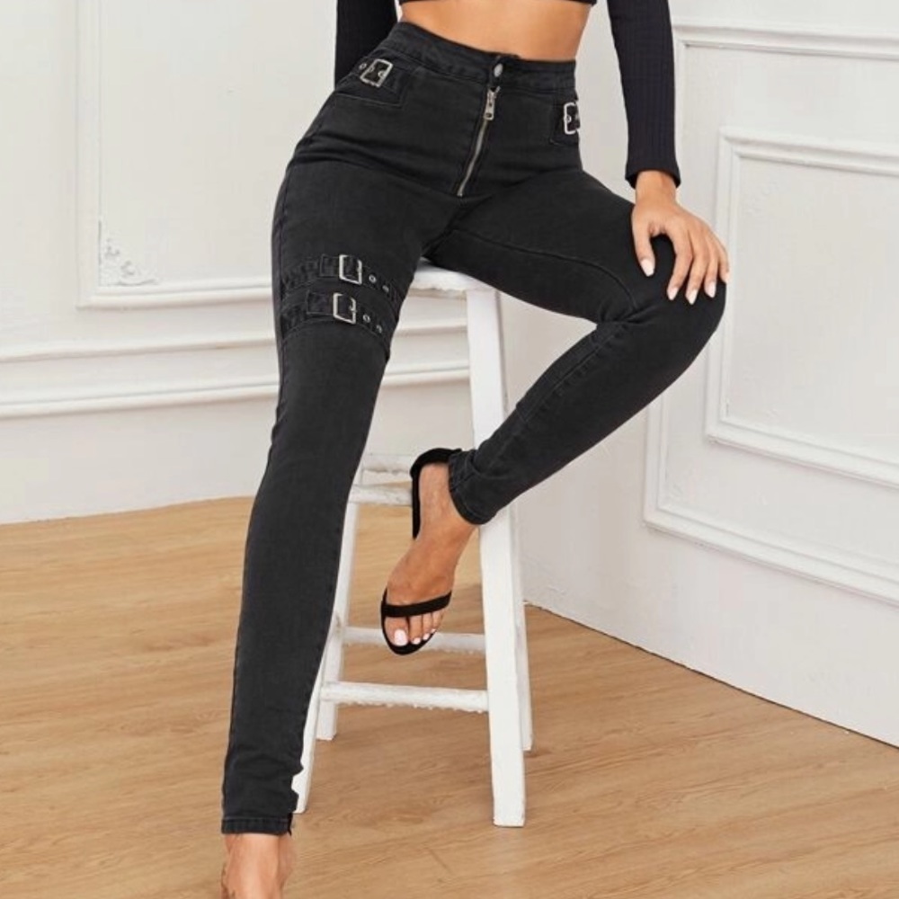 Black buckle skinny Jean